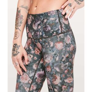 RARE Lululemon Wunder Under Crop Scallop Size 4 Frosted Rose EUC Special Edition